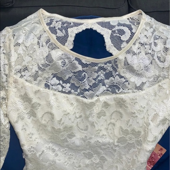 SOLD ! Cream lace dress Size M - Picture 4 of 10